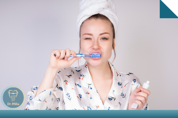 Niềng Răng Bao Lâu Thì Tháo? Giải Đáp Chi Tiết Từ Bác Sĩ Chỉnh Nha 16 ve sinh khi nieng rang